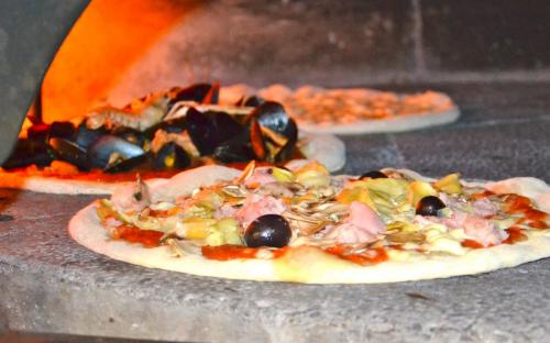 Pizze fantasiose e panare con impasto a lunga lievitazione. 